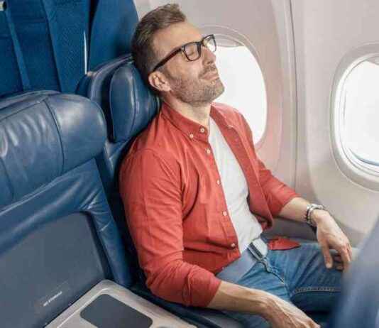 Controversy Erupts as Man Refuses to Give Up Plane Seat for Disabled Couple – Public Opinion Divided news-15092024-124546