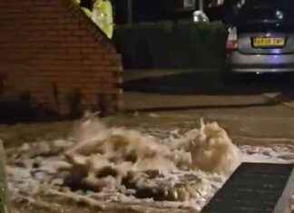 Stadium Flooded by Sudden Downpours: Brown Water Gushes from Drains news-27092024-050202