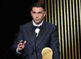 Emi Martinez’s Yashin Trophy Win Celebration: Aston Villa’s Goalkeeper’s Reaction news-29102024-032708