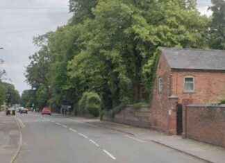 Driver Causes Traffic Jam in Harborne by Smashing Into Parked Cars driver-causes-traffic-jam-in-harborne-by-smashing-nto-parked-cars